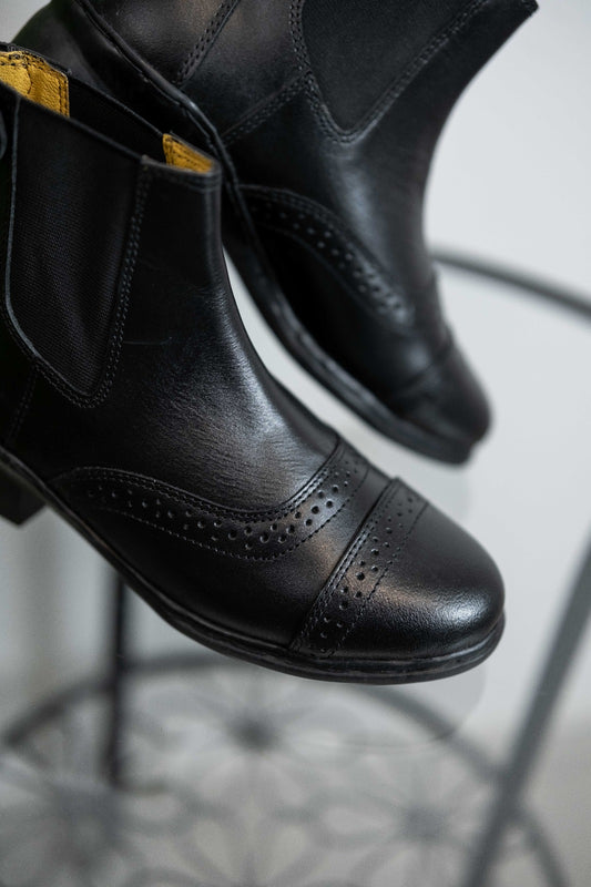 Stivaletto in cuoio con decorazioni